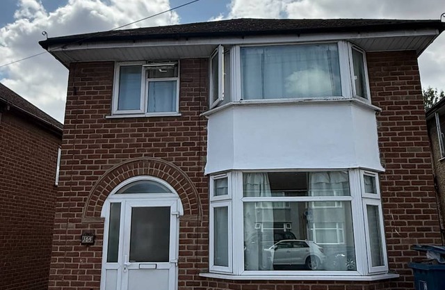 Cosy 3-Bedroom Home + Parking & Bus