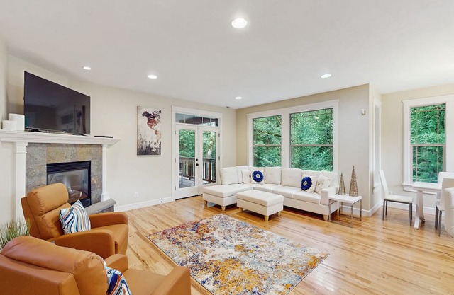 Exclusive Eugene retreat close to university with natural forest calm