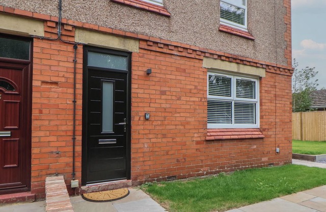 5 MARSH LANE, pet friendly, with open fire in Flint