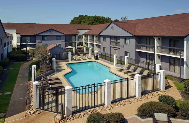 4 Relaxing Queen Units w/Pool, Free Parking, Pets Allowed!