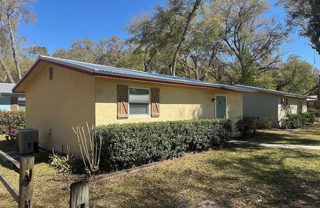 Delightful 2 bed cabin with AC in Salt Springs - other cabins available