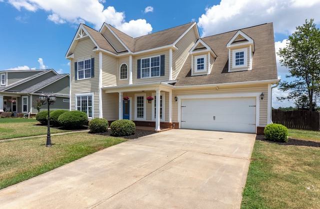 Spacious 5BR Retreat Sleeps 14 Huge Yard!