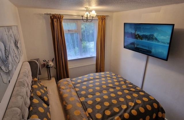 Detached 3 Bedroom House in Leicester with Private Parking & Garden