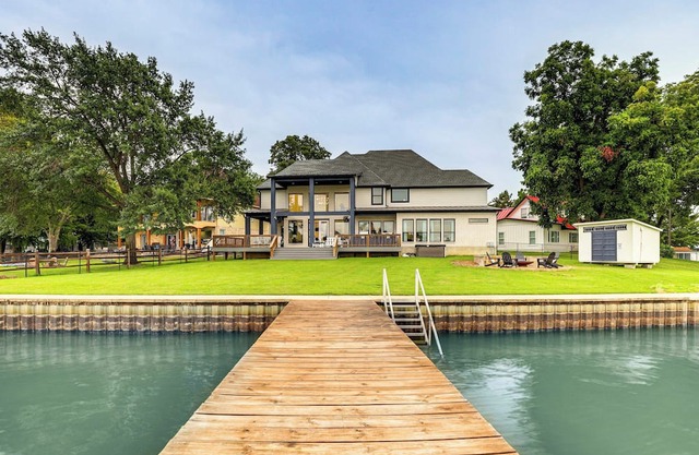 Dock & Hot Tub! High-End Cedar Creek Lake Retreat