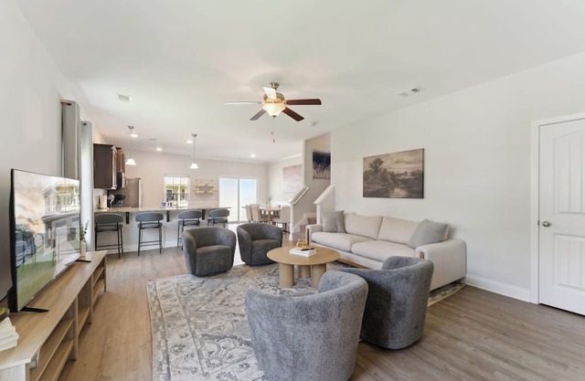 Modern 3BR Pool Gym Near Savannah & Airport Dog Friendly Fenced Yard