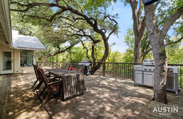2 Grills + Firepit Deck, Pets Welcome! Close to Barr & Walnut Trails