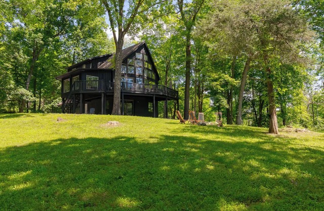 Rhinebeck Chalet: Modern Stylish Retreat