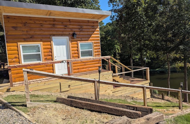 Charming 1-bedroom Log Cabin on Lake Jordan with water front, large deck ,AC,