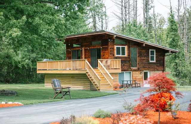 Umana's Cabin, cozy, comfy, 5+ acres of land