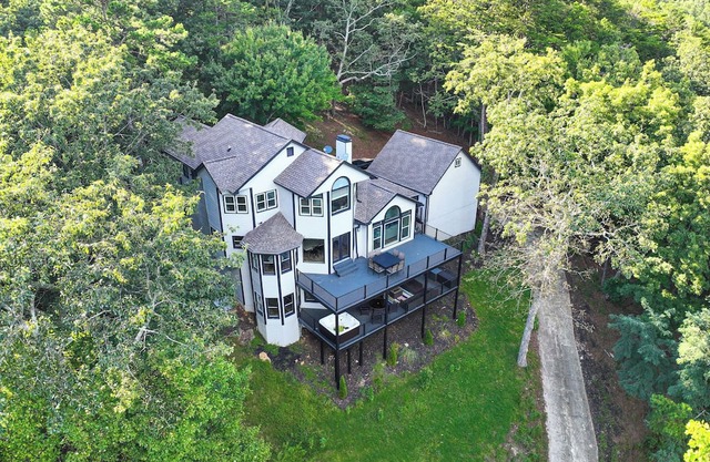 Hot Tub, Decks & 2 Kitchens: Mtn-View Jasper Gem!