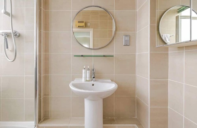 4 Bed High Rise Apartment Close to Tower Bridge with AC