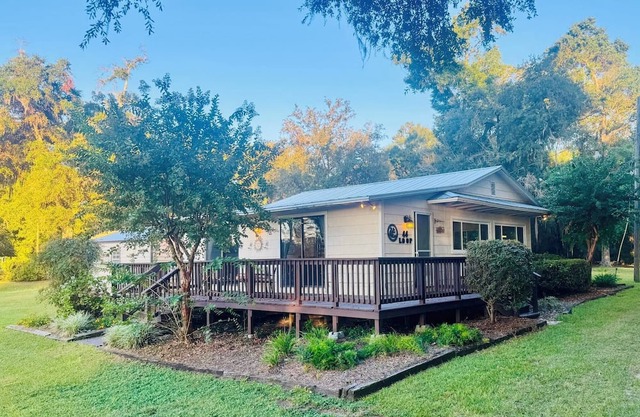Lake Talquin cozy 2-bedroom cottage w/peaceful lakeview. 35 minutes from FSU.