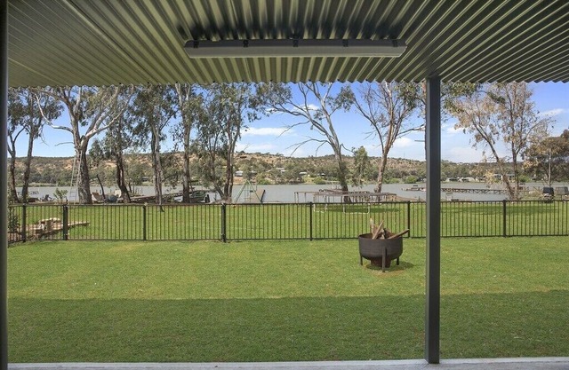🌊 Absolute Waterfront Bliss – Pet Friendly Family Shack to Ski, Fish & Relax