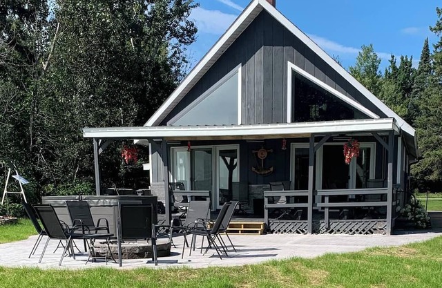 Waterfront 3-bedroom house with outdoor hot tub in Barbeau