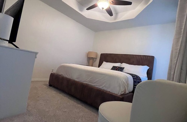 3-bedrooms 2 bathrooms, living room , patio house in pleasant Lubbock with AC