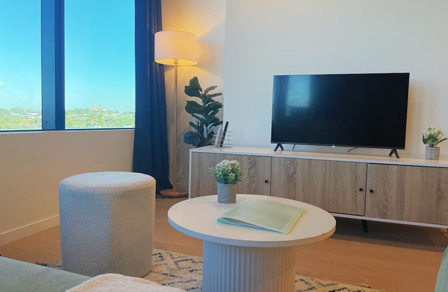 Cosy Modern 2 beds 1 bath apartment @ Skygarden * View * Pool * Free Parking