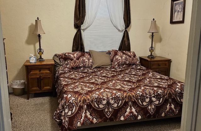 Charming 2-bedroom, two bathroom house in Carlyle, pets welcome!