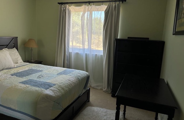 Quaint 4-bedroom house in Goleta Walk to beach, Perfect for visiting professors.