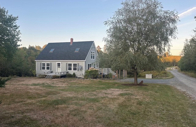 Lovely 6-bedroom house in the village of Center for a peaceful getaway