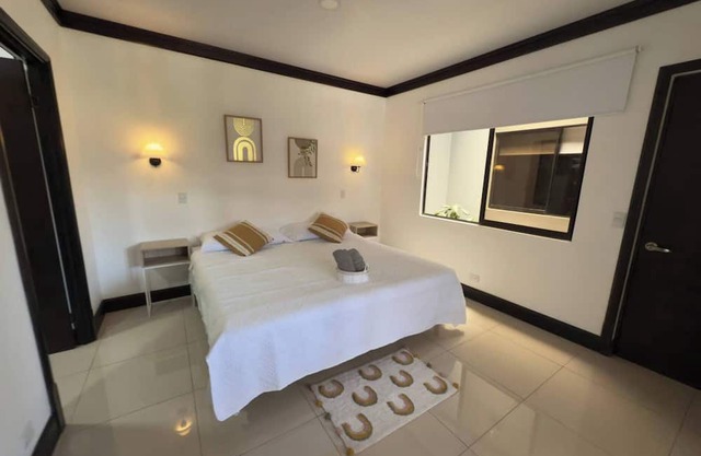 Fully Equipped 3 beds 2 cars 20-min airport