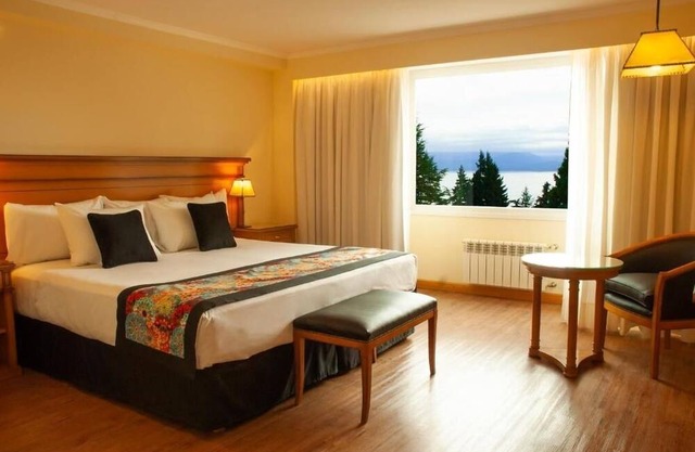 Room with Panoramic Nahuel Huapi Views and Heated Pool, Close to Adventure