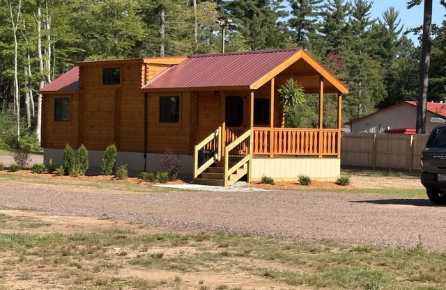 Charming 3-bedroom cabin in Gwinn - Pet Friendly - Snowmobile & ATV Trailhead