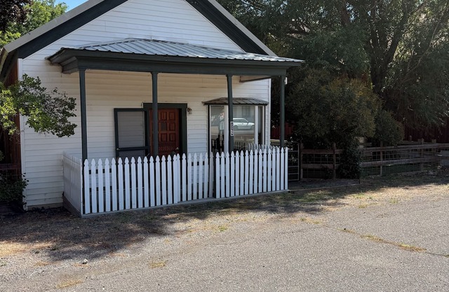 Dog friendly 3-bedroom house with grassy fenced yard in charming Eagleville