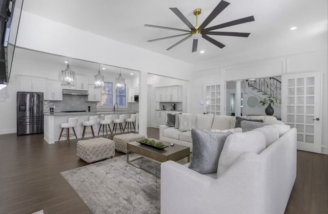 Family-Friendly 5BR Retreat | Sleeps 15 | 3 mins Downtown!
