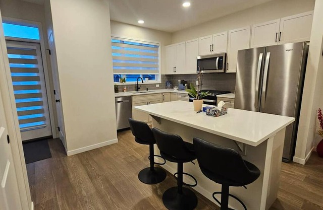 4 Bed room 3 Bathrooms home to stay in Chestermere, Alberta, Canada