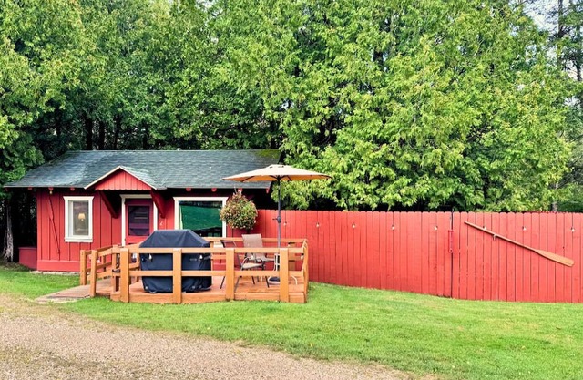 Adorable Cabin #4 at Twin Cedars Resort in Trout Lake, MI with row boat and AC