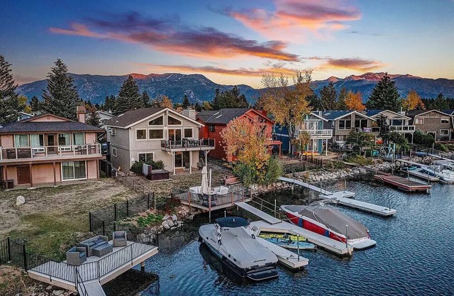 Beautiful 3-Bedroom House in South Lake Tahoe with AC & Lake Access