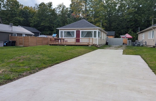 Lakehouse Peaceful Cottage Modern Retreat - Pet Friendly!