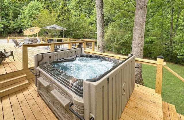 Secluded 10-acre villa, sleeps 23, hot tub!