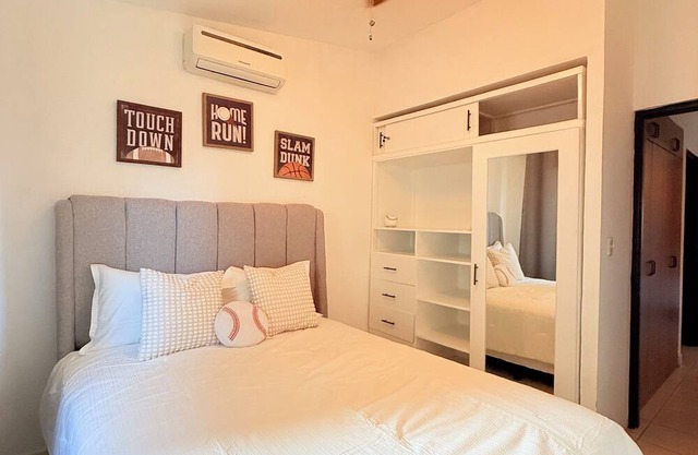 Charming 3-bedroom Black & White house in peaceful Ticuantepe with AC