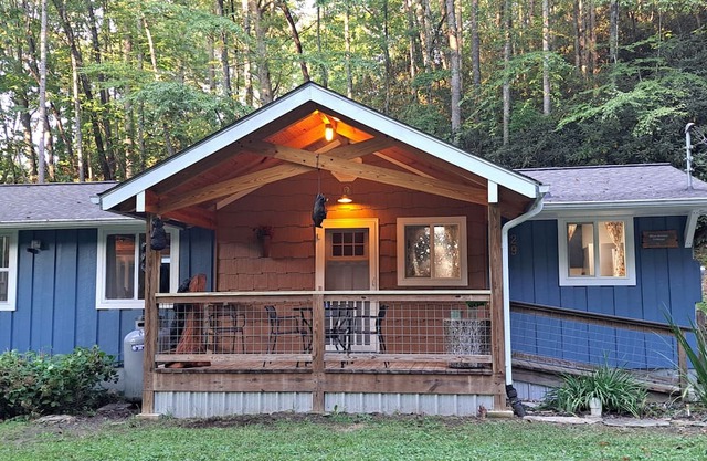 Blue Smoke Cottage - Comfortable Cottage in the Mountains - Hot Tub - Fireplace
