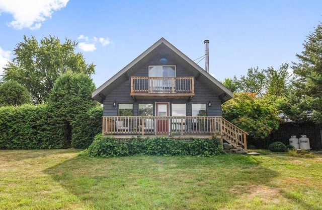 Escape to Four Seasons at Calabogie, a cozy chalet that welcomes you year-round!