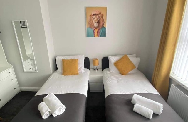 House - Sleeps 6 - Pet friendly - Parking