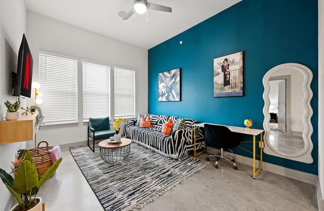 1st Floor Apt- 2min to TCU + King Bed + Pool + Gym + Parking