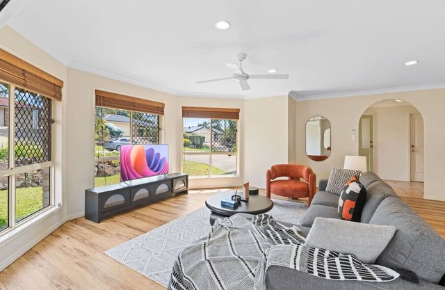 Spacious 4BR Family Home in Capalaba | Local Charm