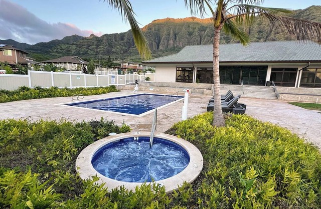 Family Retreat in Mākaha Valley | Sleeps 14 + Beach Gear