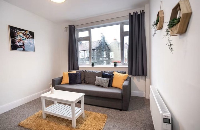 Spacious Bristol Flat, 3 Bedrooms, Sleeps upto10-Ideal for Contractors