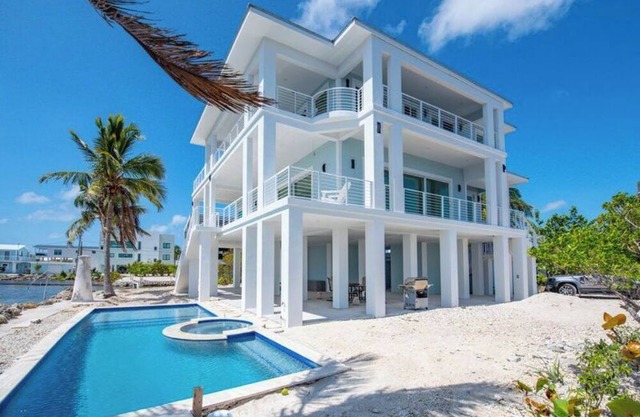 Stunning 5 Bedroom Open Water Pool Home With Great Boating