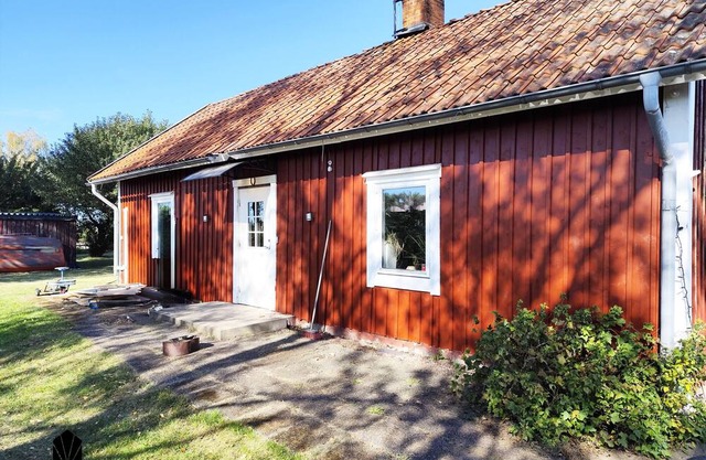 Charming red cottage in Väderstad – quiet country idyll near Tåkern | SE10024