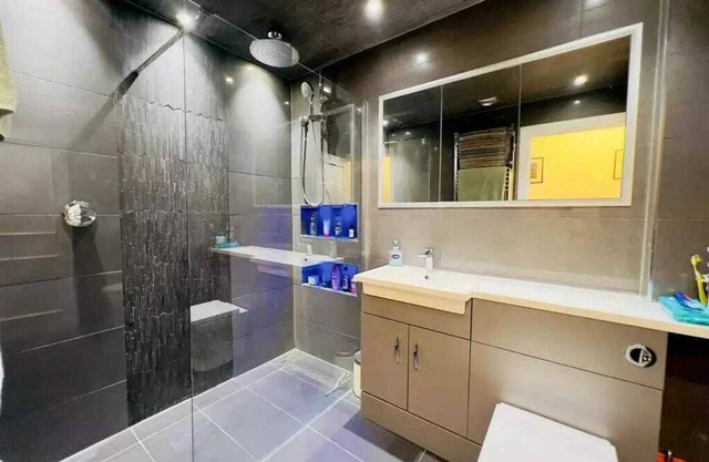 Stylish 2BD Flat w/ Parking, Beckenham