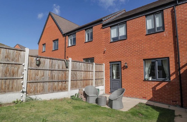 15 HEY CLOSE, pet friendly, with a garden in Great Malvern