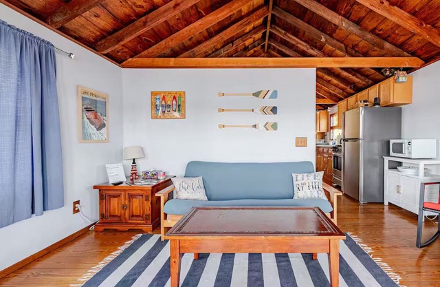Adorable Lakefront 1 bd guest house