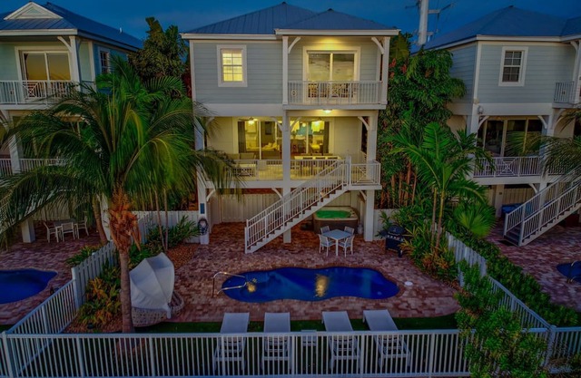 Sunset Tides - Luxury Waterfront Pool Home, 30' Dock