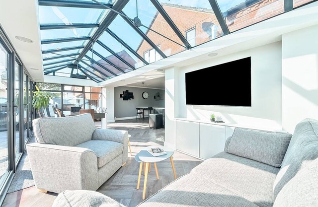Pass the Keys | Large Family Home + Parking - Oxford