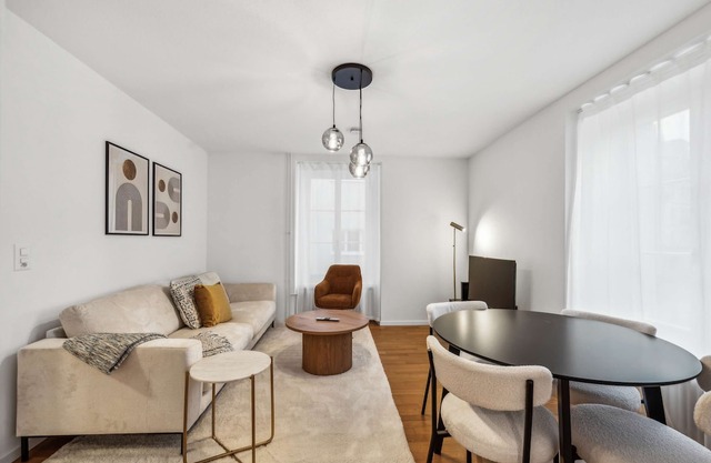 Modern 2 BDR-flat top location