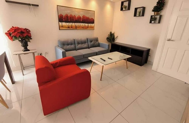 Cozy central shelter, steps away from the Mall (Ideal for families and friends).